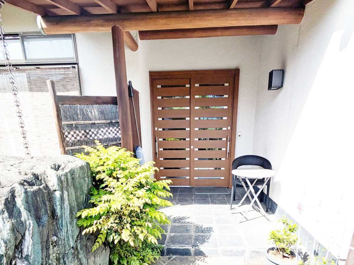 握りやすいバーハンドルで快適な玄関に